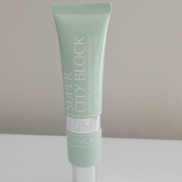Clinique SUPER CITY BLOCK Oil-Free Face PROTECTOR SPF 40 Discontinued - Picture 2 of 8